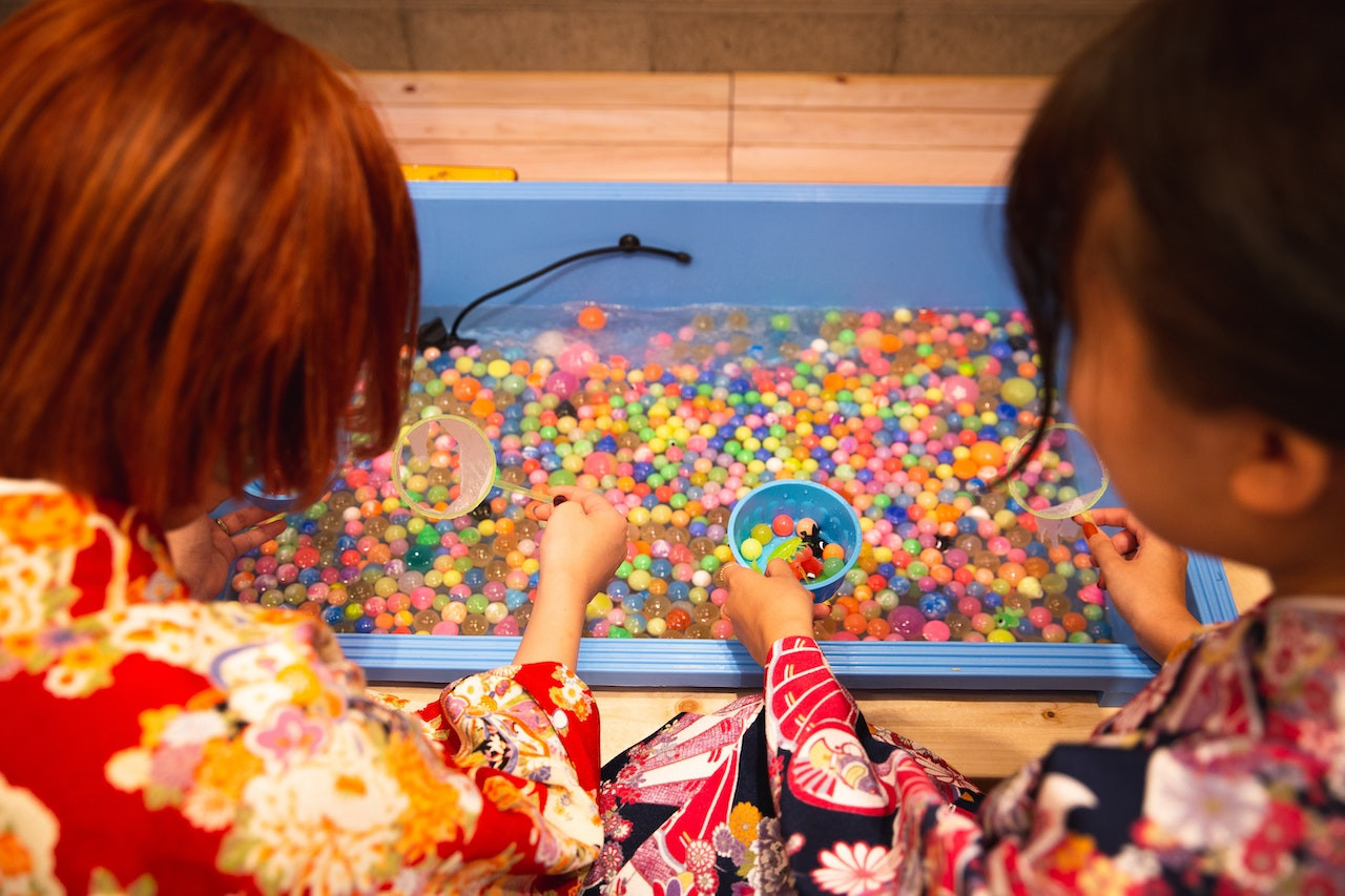 Bahaya Bermain Water Beads untuk Anak